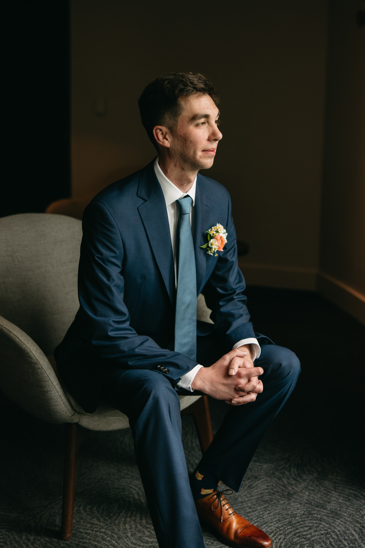 groom getting ready at the cliff house in york maine 