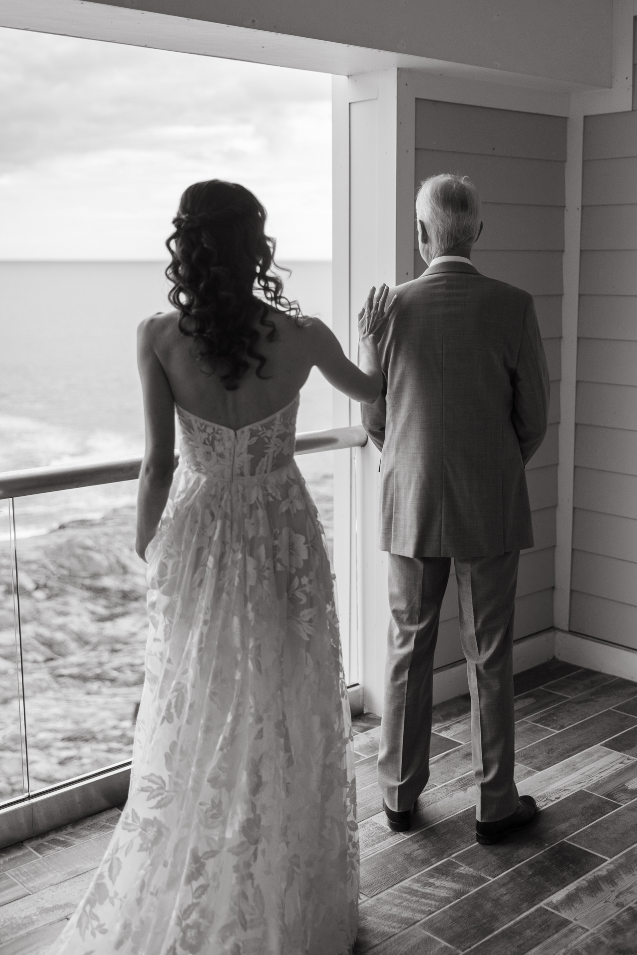brides first look with dad at the cliff house in york maine 