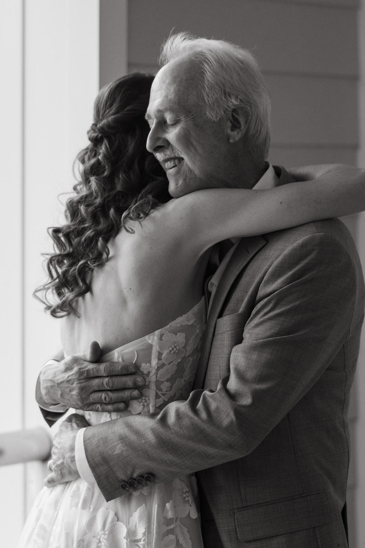 brides first look with dad at the cliff house in york maine 