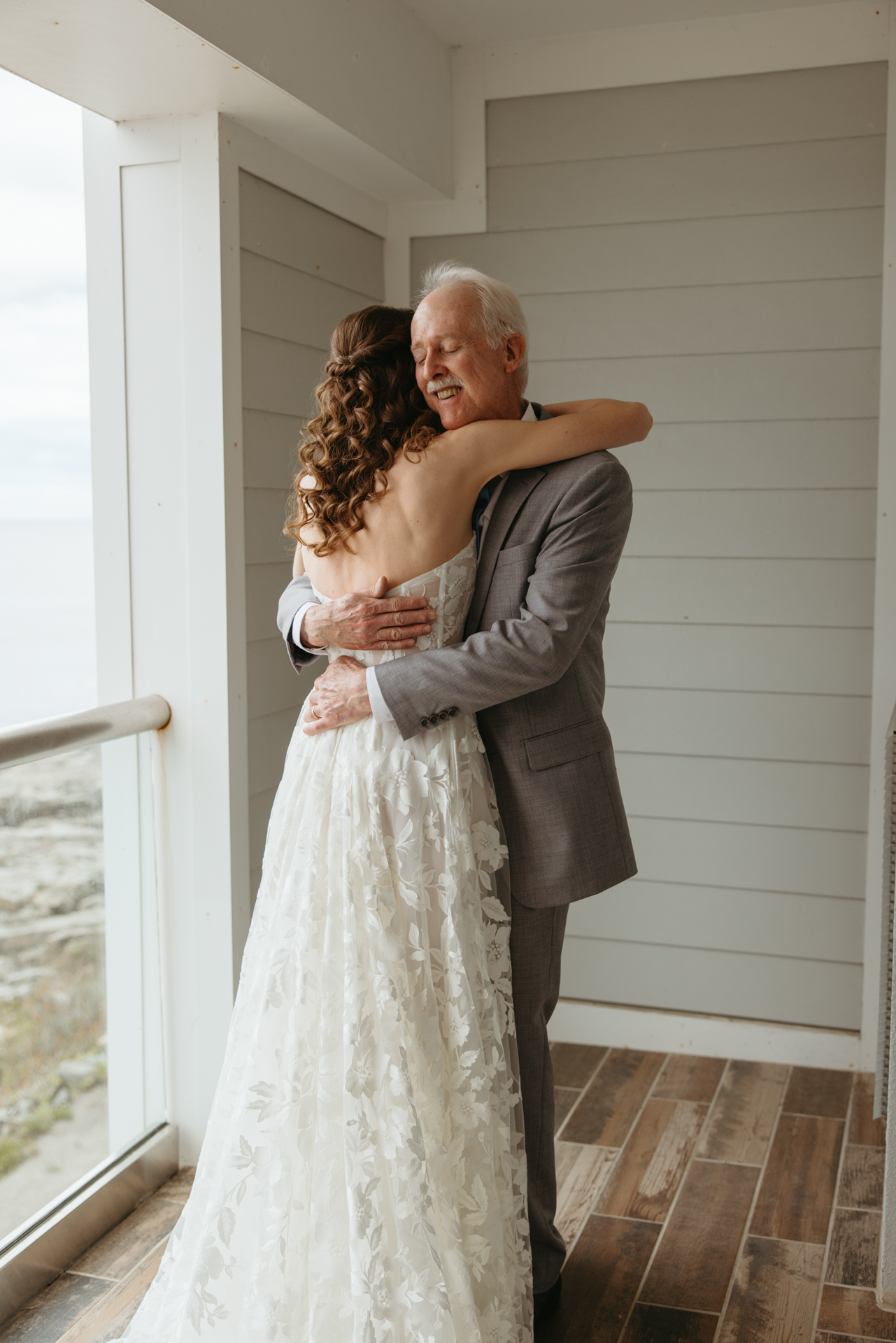 brides first look with dad at the cliff house in york maine 