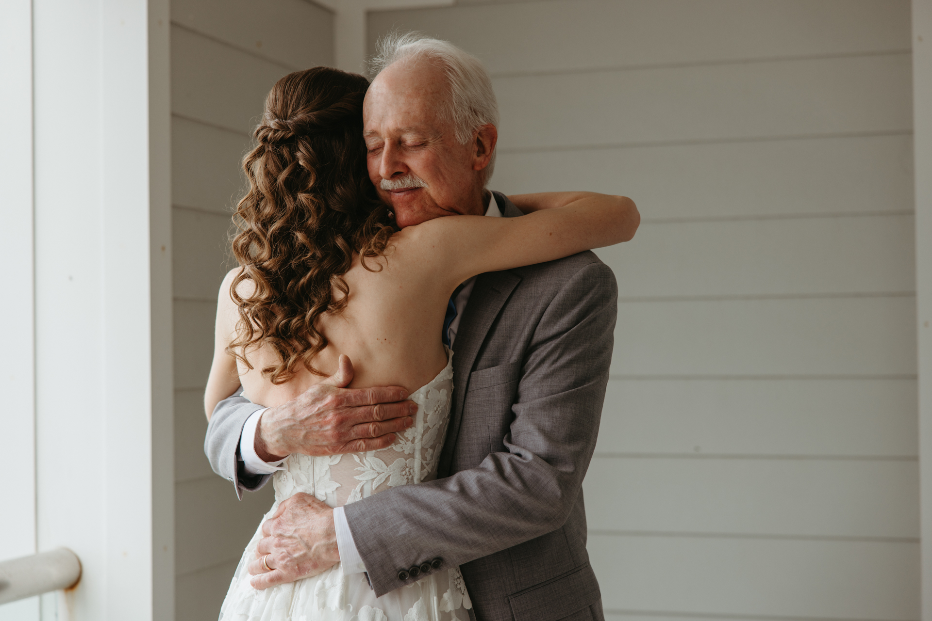 brides first look with dad at the cliff house in york maine 
