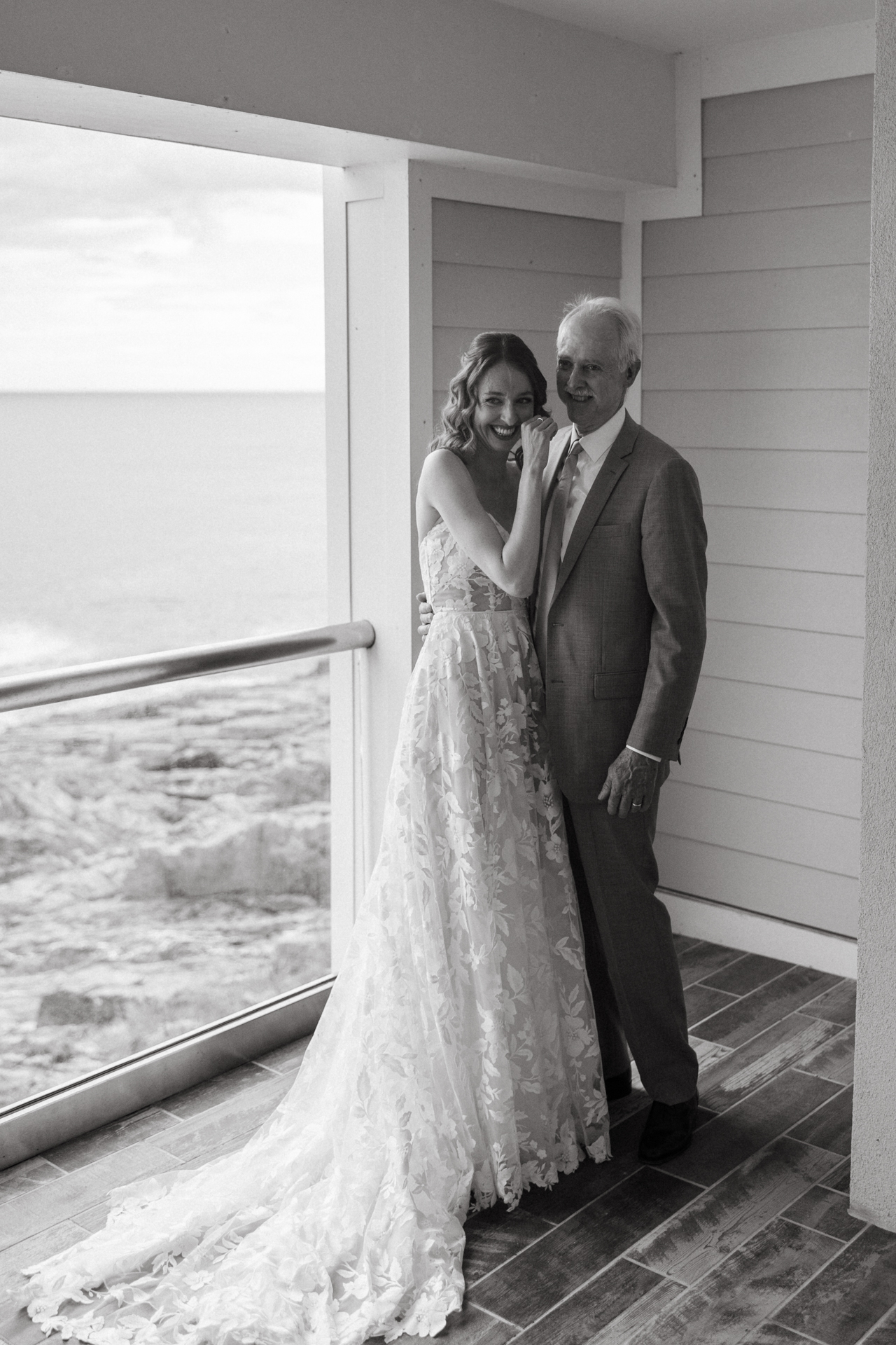 brides first look with dad at the cliff house in york maine 