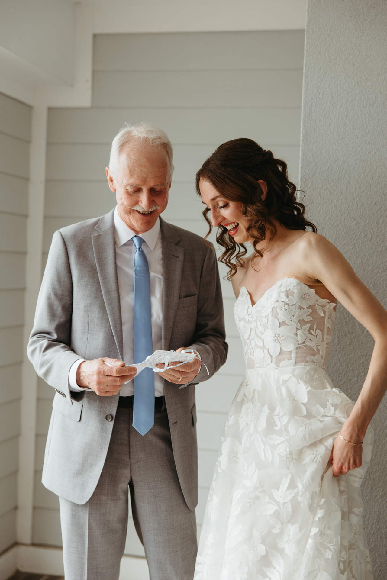 bride gifts father a note during their father daughter first look at the cliff house in york maine 