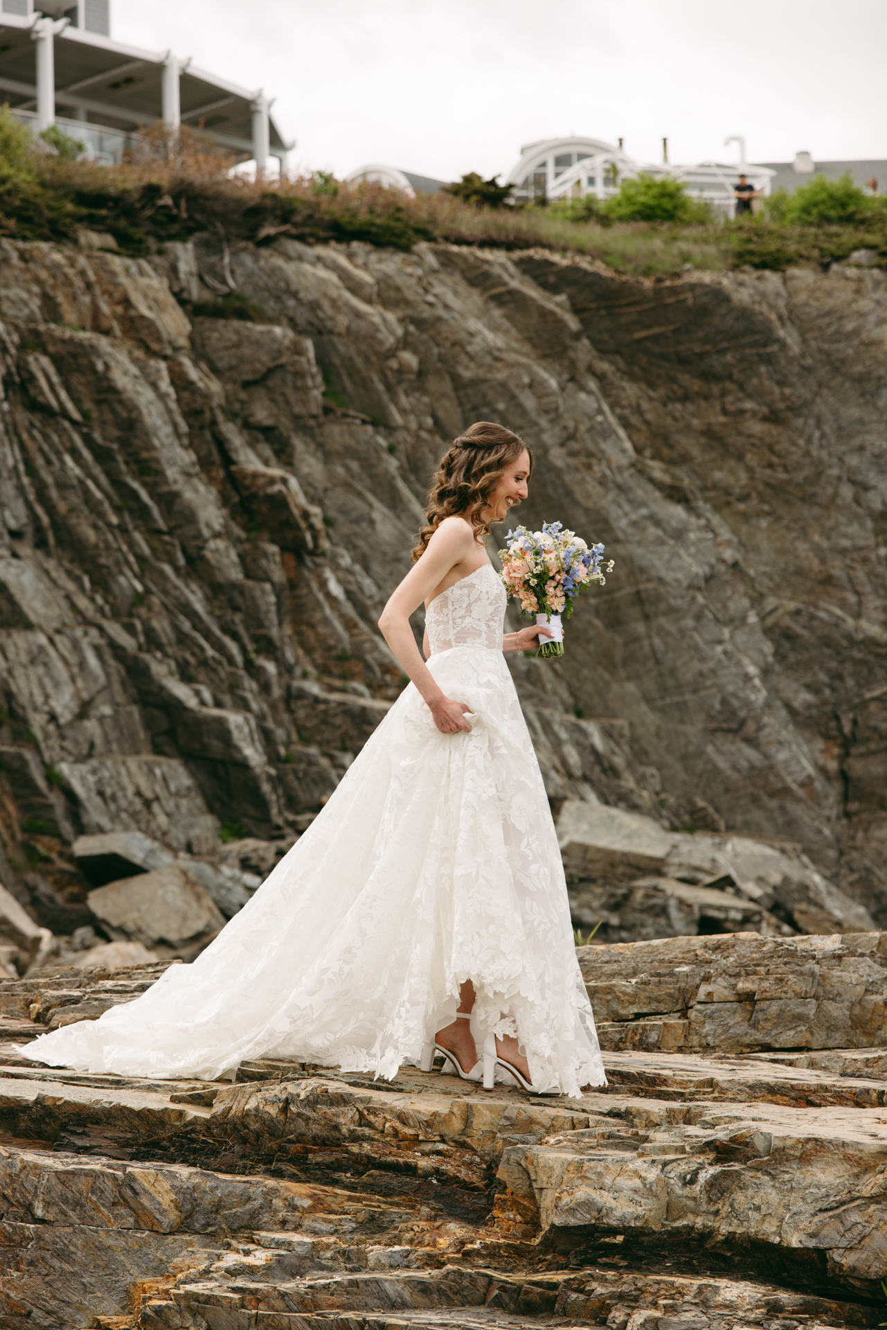 the first look on the cliffs at cliff house maine wedding venue in york maine 
