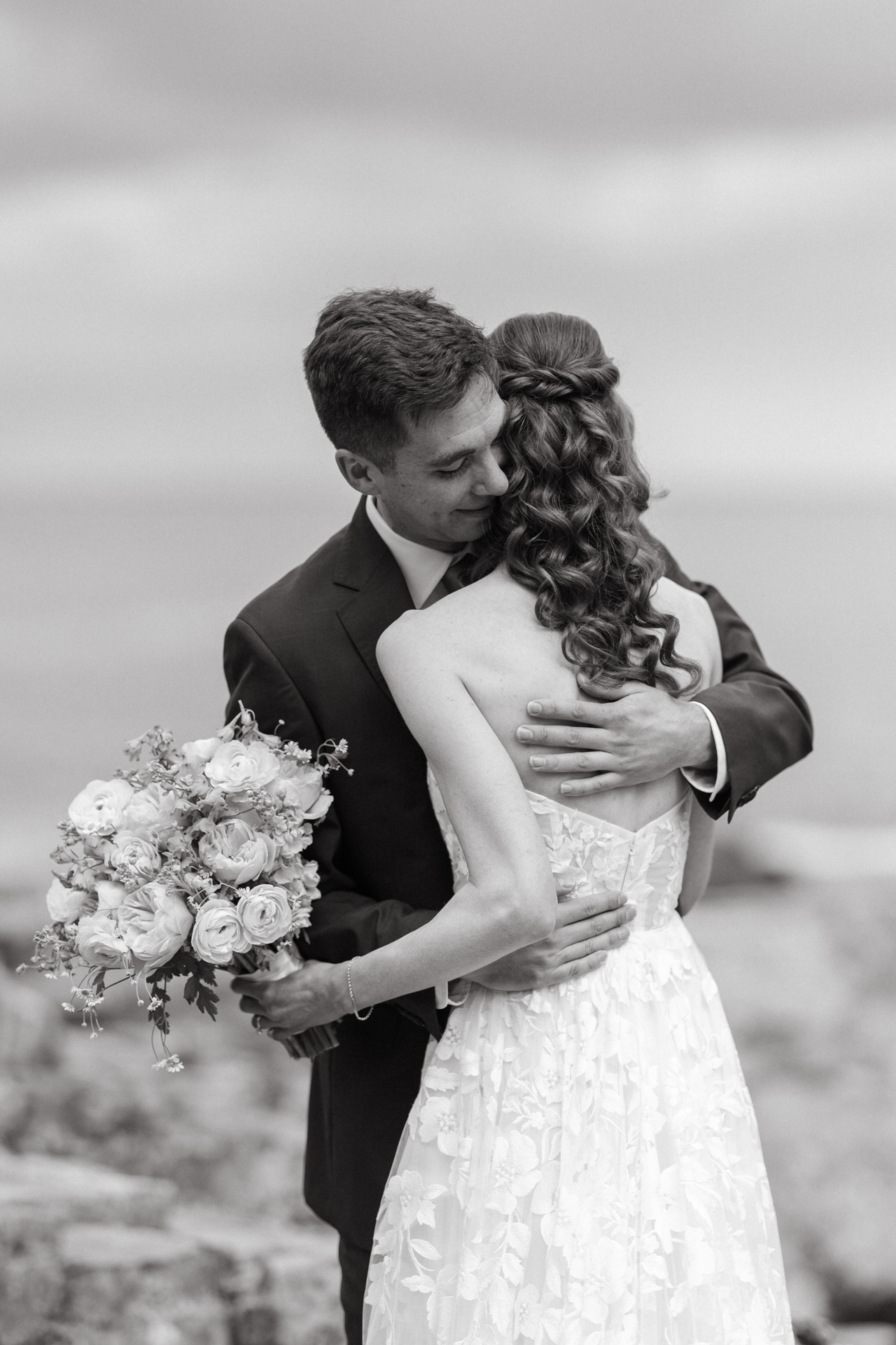 the first look on the cliffs at cliff house maine wedding venue in york maine 