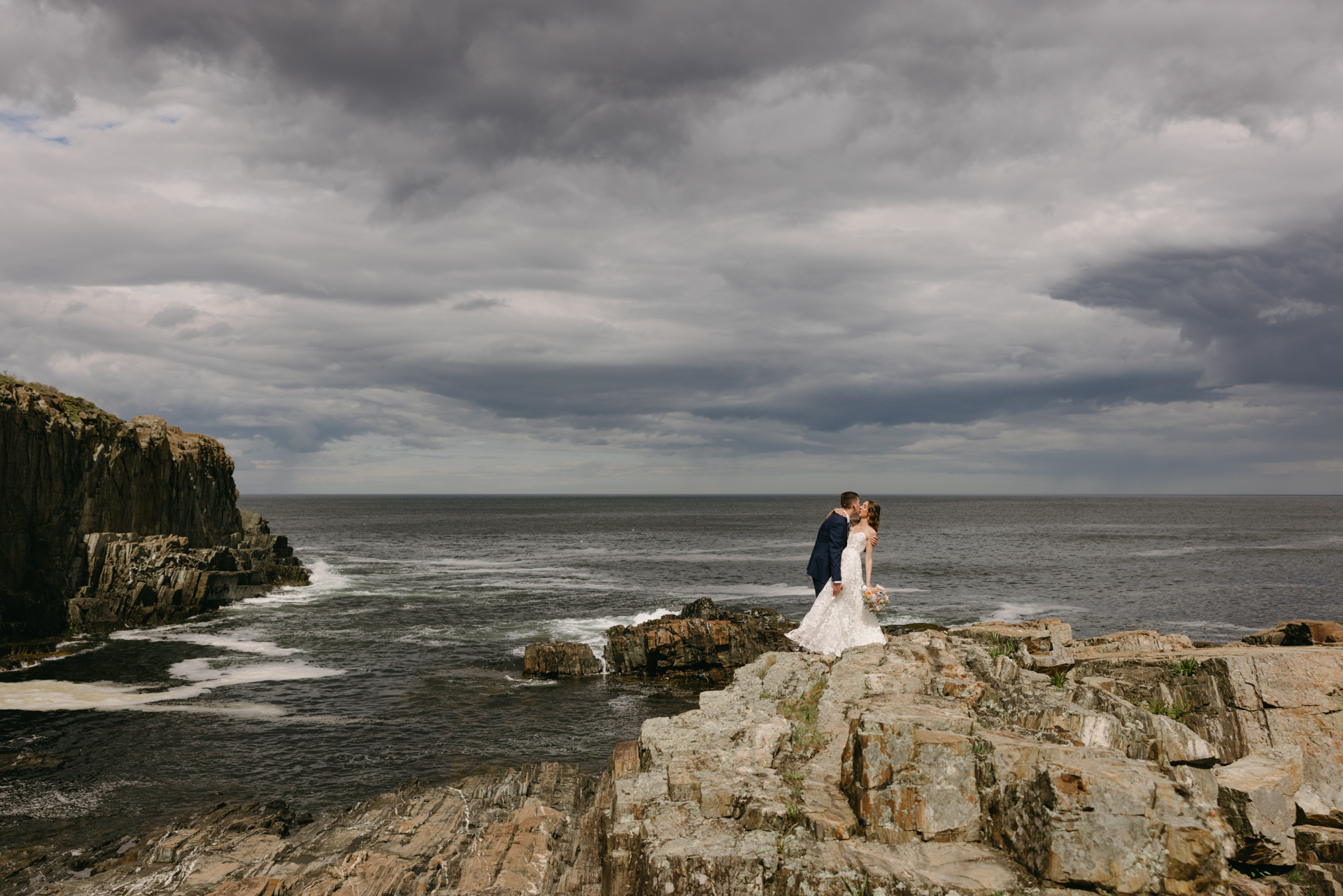 the first look on the cliffs at cliff house maine wedding venue in york maine 